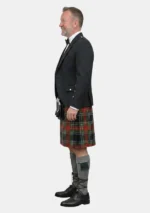 Linkerkant van Black Stewart tartan kilt-outfit
