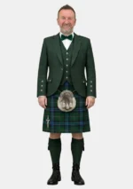 Mackie Tartan Kilt mit waldgrünem Argyle-Jackett Kilt-Outfit – Vorderansicht