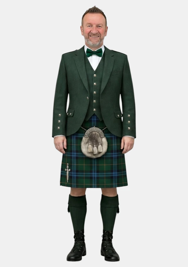 Mackie Tartan Kilt mit waldgrünem Argyle-Jackett Kilt-Outfit – Vorderansicht