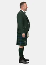 Mackie Tartan Kilt mit waldgrünem Argyle-Jackett Kilt-Outfit – Rechte Seitenansicht