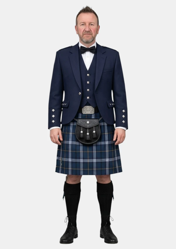 Vista frontal del conjunto de kilt de tartán Royal Navy con chaqueta Argyle azul marino