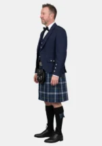 Royal Navy Tartan-Kilt mit marineblauem Argyle-Jackett Kilt-Outfit Linke Seitenansicht