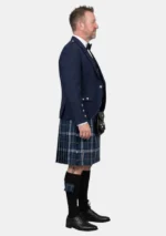 Royal Navy Tartan-Kilt mit marineblauem Argyle-Jackett Kilt-Outfit Rechte Seitenansicht