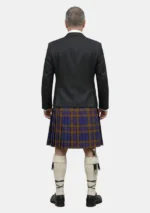 Vista trasera del traje de kilt de tartán Elliot